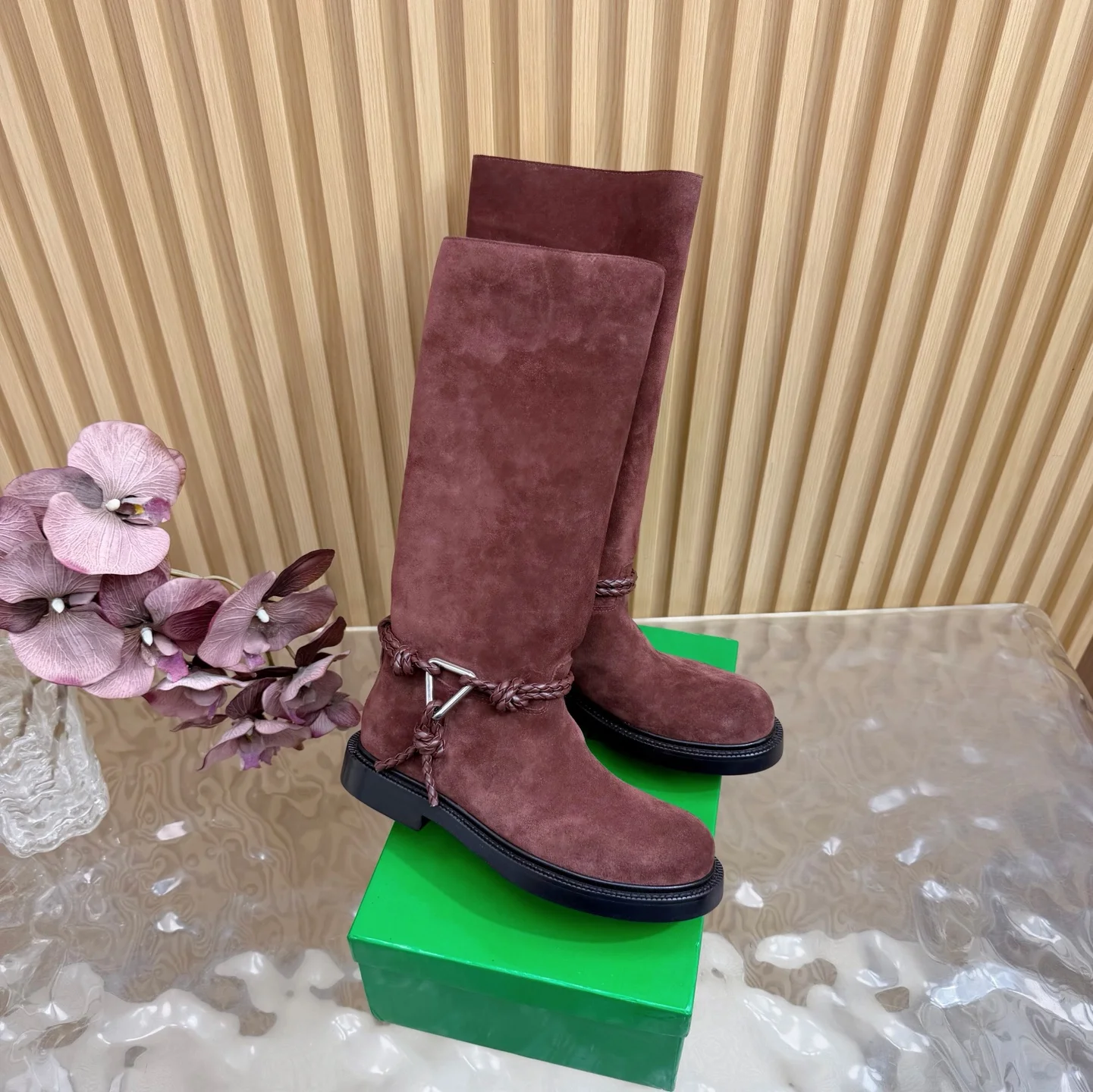 原单BV女鞋|高仿BV女鞋|精仿BV女鞋|一比一BV女鞋<p>代购级别Bottega Veneta一脚蹬网红时尚骑士靴 高筒靴 </p><p>BV 女孩看过来 这双绳结靴必须锁死</p><p> </p><p>经典绳结编织缠绕靴身 搭配标志性三角金属扣 黑银碰撞自带酷飒滤镜 穿上直接化身街头拽姐 气场两米八</p><p> </p><p>短靴型超显腿长 不管是配拖地牛仔裤走随性松弛感 还是搭迷你裙玩辣妹风 甚至配西装裤走职场精英路线 都能完美适配 秋冬穿搭 万能钥匙 就是它</p><p> </p><p>纠结秋冬靴子的姐妹 闭眼冲 </p><p>鞋面 牛反绒</p><p>内里BV传统深咖色牛皮里 </p><p>意大利真皮底+防滑橡胶底片 </p><p>size 35-40 40.41.42订做  </p>