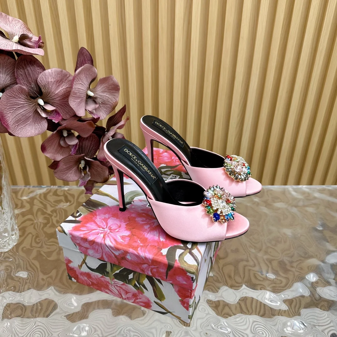原单DG女鞋|高仿DG女鞋|精仿DG女鞋|一比一DG女鞋<p>杜嘉班纳Dolce Gabbana绝美复古水钻凉拖</p><p>意式经典奢华高跟鞋</p><p>火力全开 创意无限 由于意大利女性特别讲究穿着和饰品 所以Dolce Gabbana的设计风格都相当华丽 小到皮草制的复古提包到各种绣满图案的及膝袜 都有极具浓厚的杜嘉班纳气息</p><p>杜嘉班纳的设计讲究情感 传统和文化的结合</p><p>祖母翡翠绿的牛皮鞋身 加持活灵活现的重工艺</p><p>做工是超级细致 搭配水钻的金属扣环 虽然设计简单 却让人对这双鞋移不开眼 优雅又高贵</p><p>鞋面 复古真丝</p><p>内里 羊皮</p><p>跟高 10cm</p><p>鞋底 真皮</p><p>码数 35-39 40.41 42订 </p><p>杜嘉班纳原版一比一包装</p>
