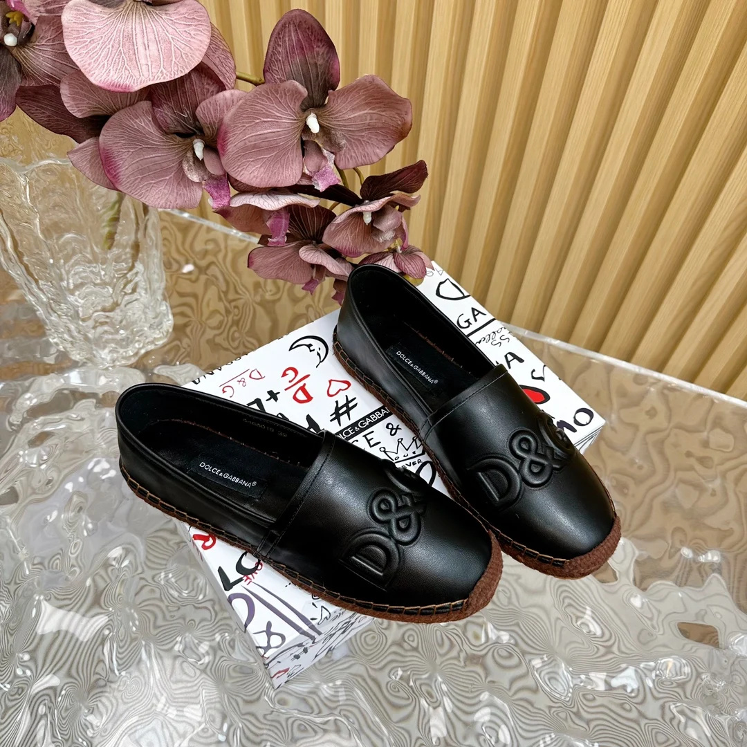 原单DG女鞋|高仿DG女鞋|精仿DG女鞋|一比一DG女鞋<p>高版本 Dolce Gabbnna杜嘉.班纳压花渔夫鞋</p><p>D G麻底渔夫鞋 DG的风格真是越来越时尚了 超美的色彩搭配 让人一眼就爱上它清凉一夏感觉鞋面是三滴打印牛仔布 非常精美</p><p>内里绵羊皮 上脚舒适 原版进口生胶大底 防滑耐磨</p><p>面料 原版牛皮</p><p>码数 35-41 40 41定制 </p>