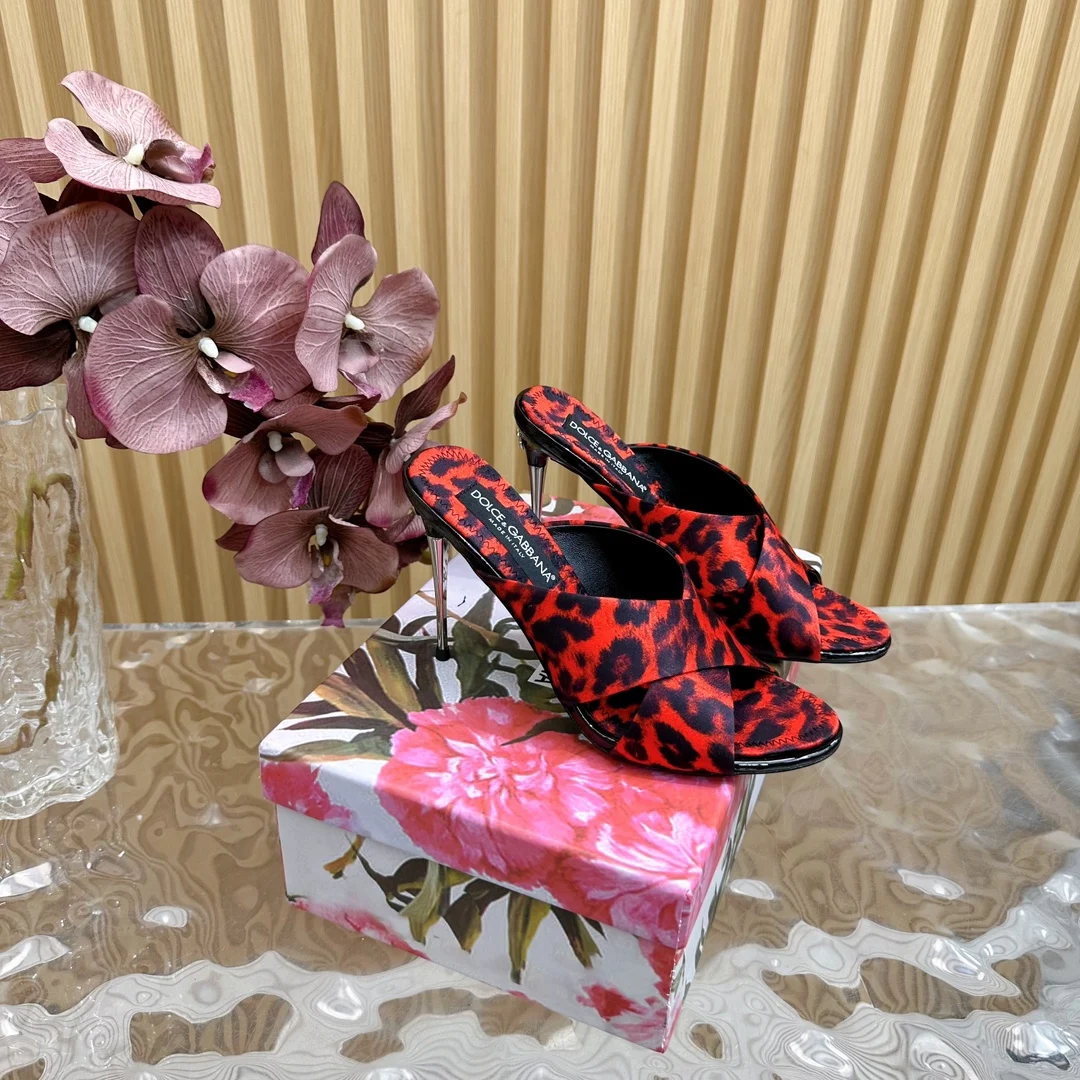 原单DG女鞋|高仿DG女鞋|精仿DG女鞋|一比一DG女鞋<p>杜嘉班纳Dolce Gabbana绝美复古金属跟凉拖</p><p>意式经典奢华高跟鞋</p><p>火力全开 创意无限 由于意大利女性特别讲究穿着和饰品 所以Dolce Gabbana的设计风格都相当华丽 小到皮草制的复古提包到各种绣满图案的及膝袜 都有极具浓厚的杜嘉班纳气息</p><p>杜嘉班纳的设计讲究情感 传统和文化的结合</p><p>祖母翡翠绿的牛皮鞋身 加持活灵活现的重工艺</p><p>做工是超级细致 搭配水钻的金属扣环 虽然设计简单 却让人对这双鞋移不开眼 优雅又高贵</p><p>鞋面 复古真丝</p><p>内里 羊皮</p><p>跟高 10cm</p><p>鞋底 真皮</p><p>码数 35-39 40.41 42订 </p><p>杜嘉班纳原版一比一包装</p>
