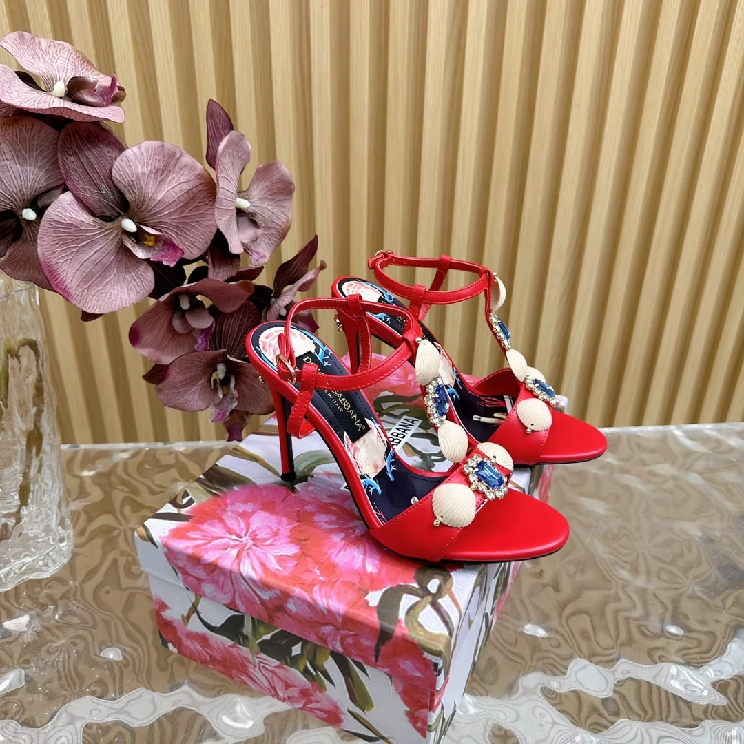 原单DG女鞋|高仿DG女鞋|精仿DG女鞋|一比一DG女鞋<p>2024 新款 𝐃  𝐆 春夏新品高跟凉鞋</p><p>DOLCE   GABBANA...DG杜嘉班纳时装走秀款凉鞋</p><p>高级感拉满辣妹风 修长鞋型加上10公分细高跟气场全开 </p><p>上脚好看 显腿长的鞋子会为你的美丽加分,</p><p>线条优美大写的优雅 直接封神的高跟鞋单品!!</p><p>鞋面 进口牛皮</p><p>内里/垫脚 水晶羊皮</p><p>大底 意大利真皮大底</p><p>跟高 10.5cm</p><p>Size: 35-39 40/41/42定制不退换 </p>