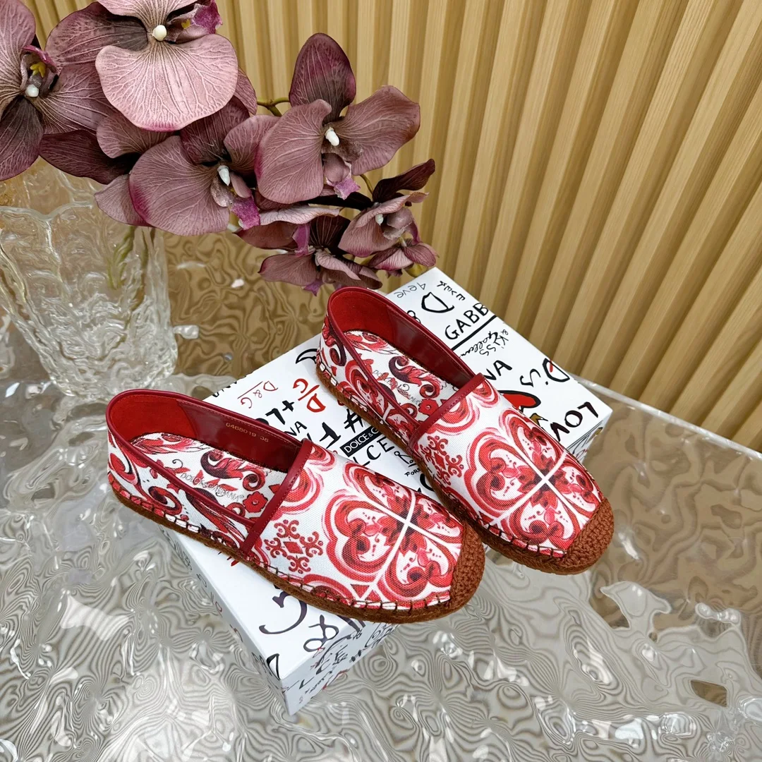 原单DG女鞋|高仿DG女鞋|精仿DG女鞋|一比一DG女鞋<p>高版本 Dolce Gabbnna杜嘉.班纳印花渔夫鞋</p><p>D G麻底渔夫鞋 DG的风格真是越来越时尚了 超美的色彩搭配 让人一眼就爱上它清凉一夏感觉鞋面是三滴打印牛仔布 非常精美</p><p>内里绵羊皮 上脚舒适 原版进口生胶大底 防滑耐磨</p><p>面料 特殊3D打印印花布</p><p>码数 35-41 40 41定制 </p>