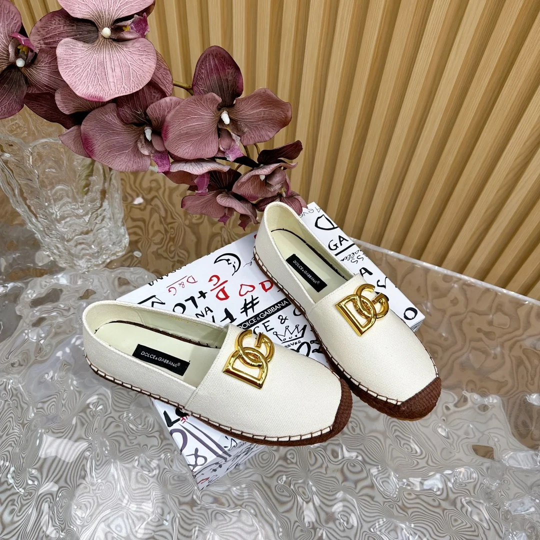 原单DG女鞋|高仿DG女鞋|精仿DG女鞋|一比一DG女鞋<p>高版本 Dolce Gabbnna杜嘉.班纳压花渔夫鞋</p><p>D G麻底渔夫鞋 DG的风格真是越来越时尚了 超美的色彩搭配 让人一眼就爱上它清凉一夏感觉鞋面是三滴打印牛仔布 非常精美</p><p>内里绵羊皮 上脚舒适 原版进口生胶大底 防滑耐磨</p><p>面料 原版帆布</p><p>码数 35-41 40 41定制 </p>