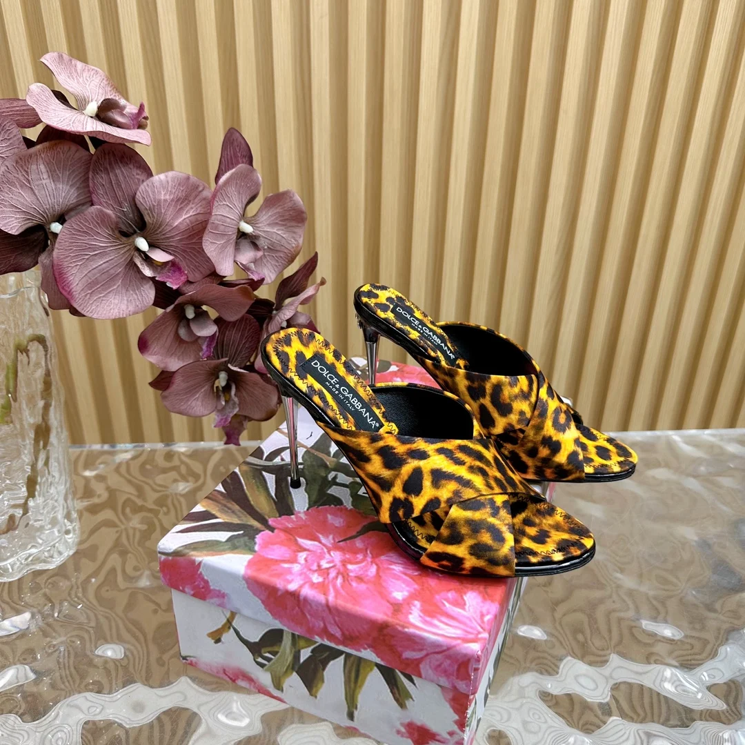原单DG女鞋|高仿DG女鞋|精仿DG女鞋|一比一DG女鞋<p>杜嘉班纳Dolce Gabbana绝美复古金属跟凉拖</p><p>意式经典奢华高跟鞋</p><p>火力全开 创意无限 由于意大利女性特别讲究穿着和饰品 所以Dolce Gabbana的设计风格都相当华丽 小到皮草制的复古提包到各种绣满图案的及膝袜 都有极具浓厚的杜嘉班纳气息</p><p>杜嘉班纳的设计讲究情感 传统和文化的结合</p><p>祖母翡翠绿的牛皮鞋身 加持活灵活现的重工艺</p><p>做工是超级细致 搭配水钻的金属扣环 虽然设计简单 却让人对这双鞋移不开眼 优雅又高贵</p><p>鞋面 复古真丝</p><p>内里 羊皮</p><p>跟高 10cm</p><p>鞋底 真皮</p><p>码数 35-39 40.41 42订 </p><p>杜嘉班纳原版一比一包装</p>