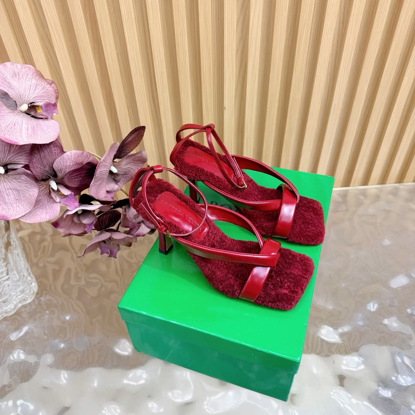 原单BV女鞋|高仿BV女鞋|精仿BV女鞋|一比一BV女鞋<p>顶级版本Bottega Venet* 羊毛高跟凉鞋</p><p>葆蝶家BV最新款Adamo系列 女款两穿乐福鞋</p><p>原版购入开发 做货 Bottega Veneta 以 90年代自由随性的复古风格为灵感 推出全新的中性乐福鞋 Adamo 系列 在保证休闲舒适的同时 不乏造型设计的精细雕琢 以此实现轻盈的脚感 以精致前卫的设计带来全新的演绎 在功能与廓形的碰撞中致敬个性风采 打造永不过时的造型风格 动态 是Matthieu Blazy 的重要设计理念之一 </p><p>在穿着舒适的同时 还可以优雅修饰足部线条 更能自由搭配裤装或短裤 轻松驾驭多种日常风格</p><p> 𝐏𝐫𝐨𝐝𝐮𝐜𝐭 𝐝𝐞𝐭𝐚𝐢𝐥𝐬.</p><p>/关于材质./ FABRIC CONTENT </p><p>面料 : 牛油皮羊毛垫脚</p><p>鞋底 : 原版真皮大底 跟高9cm </p><p>Size : 35-41 40/41定做不退换 </p>