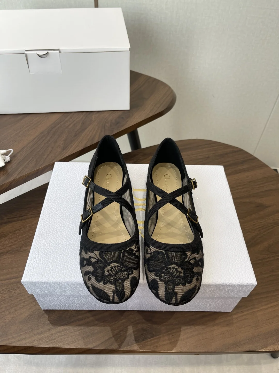 原单迪奥女鞋|高仿迪奥女鞋|精仿迪奥女鞋|一比一迪奥女鞋<p>Dior26ss 早春新款交叉绑带闪粉平底玛丽珍鞋单鞋</p><p>交叉绑带玛丽珍鞋版型 搭配平底设计 鞋头是圆润的方头造型 绑带处配有可调节金属扣 兼顾复古感与穿着贴合度 </p><p>鞋型延续了迪奥经典的优雅芭蕾鞋风格 复古又精致 白色款清新仙气 金色款贵气奢华 银色款冷艳亮眼 三款色调可适配不同穿搭风格与场景 </p><p>鞋面 格力特/电绣网布</p><p>内里 羊皮</p><p>大底 真皮大底</p><p>增高 1cm</p><p>size :35-42码 40 41 42码定制不退换 </p>