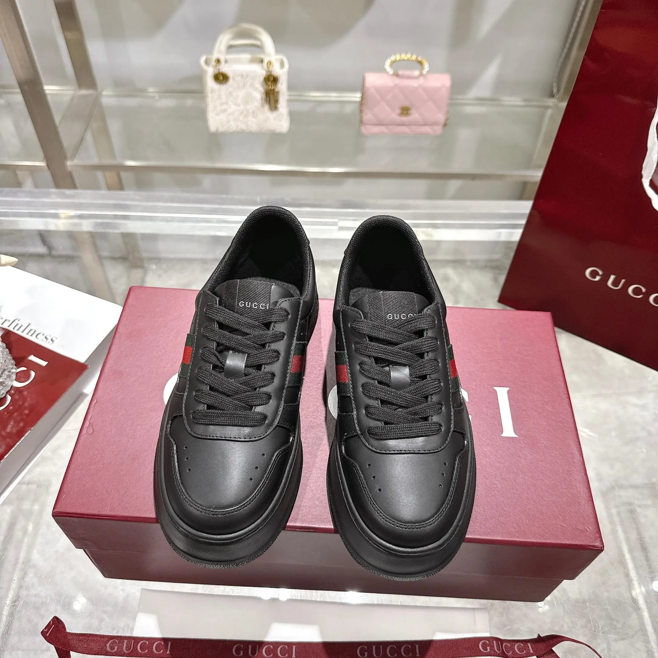 原单古奇男鞋|高仿古奇男鞋|精仿古奇男鞋|一比一古奇男鞋<p>GG 专柜最新情侣款厚底饼干鞋</p><p> 代购级别 GG最新IP轻质厚底饼干鞋上脚秒内增高4CM   简约 好搭且复古韵味十足 鞋舌最新防伪布标 且带电子芯片防伪 GG 26早春new专柜最新情侣款厚底小白鞋   鞋面采用进口环保水染小牛皮 +成型乳胶鞋垫 原版IP轻质大底 一体射出成型超舒服有弹力 不要拿市面上普通TR大底来比价格 比舒适度 不是一个档次 不是一个级别  尺码  女款35-40 男款39-45</p>