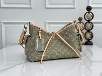 <p> 顶级原单 163动态芯片 M27623绿色 丹宁牛仔购物袋 Carryall Cargo 小号手袋 出自 Denim Rendez-Vous 系列 汲取应季灵感 演绎隽永风格 棉质包身搭载撞色皮革饰边与束带细节 此手袋缀饰金属件与标志性名牌 致敬路易威登制箱工艺传统 斜挎 肩背 手提皆宜 随心转换造型 尺寸  33.5 x 23 x 15 厘米</p>