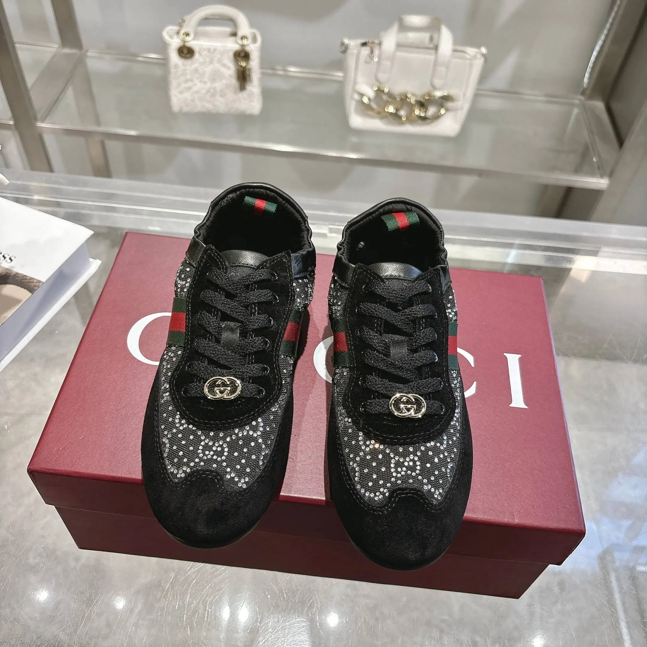 原单古奇女鞋|高仿古奇女鞋|精仿古奇女鞋|一比一古奇女鞋<p>GG水晶钻鞋超级轻盈柔软到可以卷起来的一双跳舞鞋 黑色牛反绒面+GG布 精心缀饰GG水晶钻 轻盈质感与闪耀外观兼具 鞋口羊皮包缝橡筋工艺 张驰有度 驰骋随心所欲 羊皮+乳胶垫脚 TPU鞋底  35-40码 黑色</p>