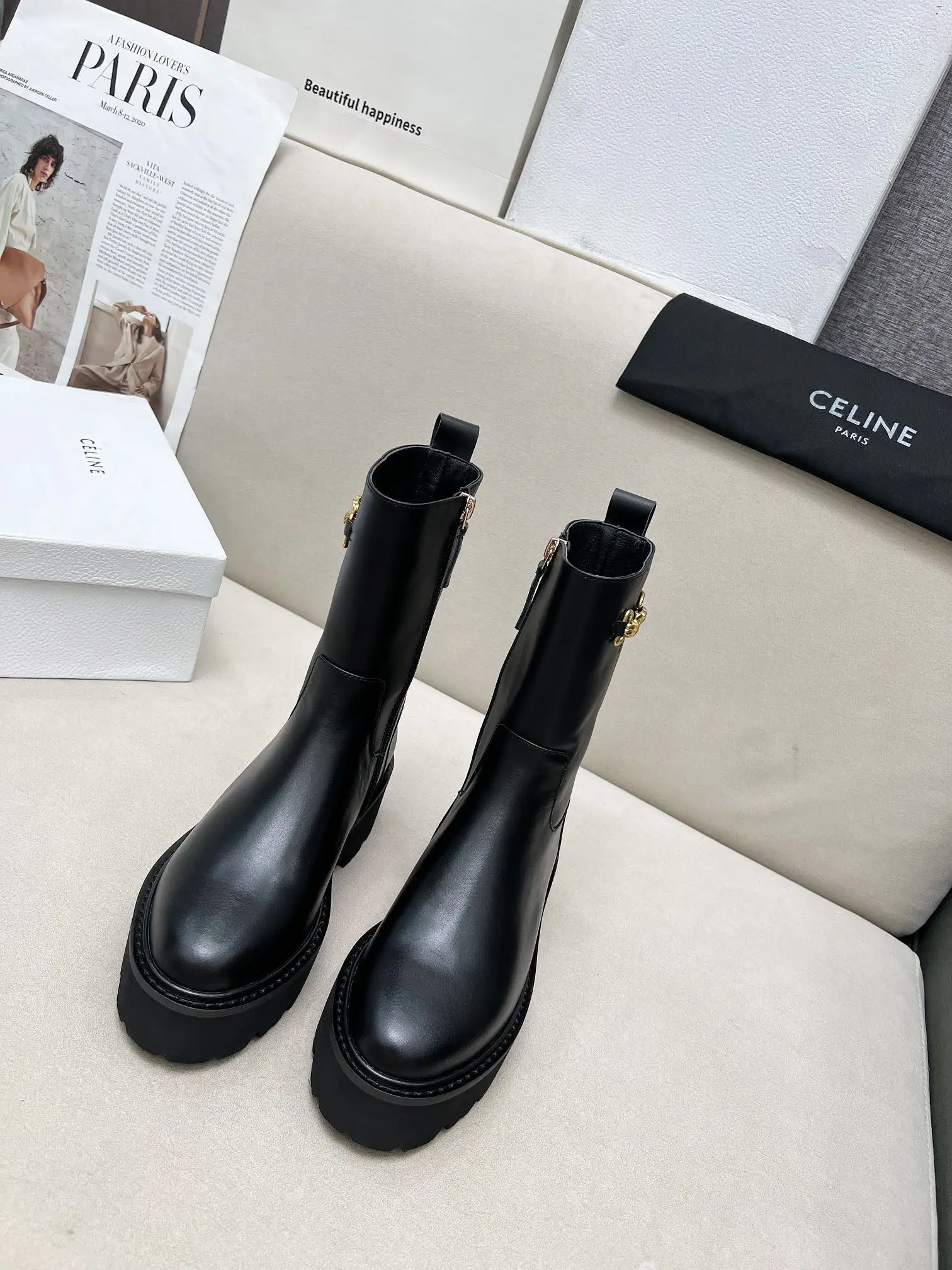 原单赛琳女鞋|高仿赛琳女鞋|精仿赛琳女鞋|一比一赛琳女鞋<p>Celine 赛琳2024凯旋门时尚百搭舒适厚底靴  不退色五金扣面料头层牛皮 内里羊 发炮大底 标准码数35/40 41 42订做不退放 </p>