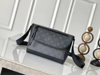 <p> M12681 本款Pulse差包以Monogram Eclipse帆布塑造精巧构型 为翻盖上的外袋搭配线绳拉链头 磁扣开合方便取放物品 巧用侧环调节皮革肩带 肩背斜挎两相宜 尺寸 26.6 × 17 × 11 cm</p>