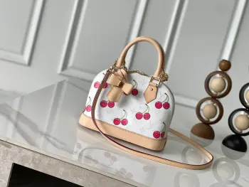 <p> 变码芯片版 独家实拍 M14234 LV x TM Alma BB   白花/樱桃  Alma BB手提包作为Louis Vuitton x Murakami系列欢乐再版的一部分 做出了别致的声明 装饰艺术风格的剪影在房子标志性的Monogram涂层帆布上引人注目 上面装饰着日本艺术家大胆色调的旺盛的樱桃图案 具有代号的天然皮革突出了优雅的Toron顶部手柄 底部和俏皮的蝴蝶结形钥匙扣 </p><p>尺寸 23.5 x 17.5 x 11.5厘米 </p>