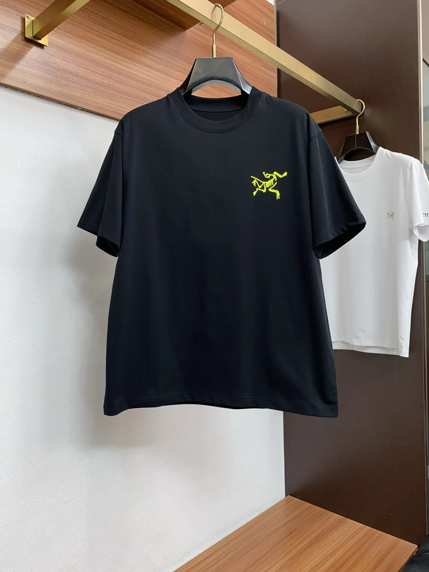 原单短袖T恤男装|高仿短袖T恤男装|精仿短袖T恤男装|一比一短袖T恤男装<p> 始祖鸟 ss新工艺logo纯棉质微阔版圆领男士短袖T恤 新季新推系列将标识巧妙融入设计 塑就一系列充满复古风情的运动风单品 在这款百搭T恤上 带着一丝怀旧意蕴的图案低调呈现于衣身 袖口滚边相得益彰 优选特定原版开发双股精棉平纹面料 上身挺阔舒适度佳 外穿内搭随意搭配 s-xL</p>