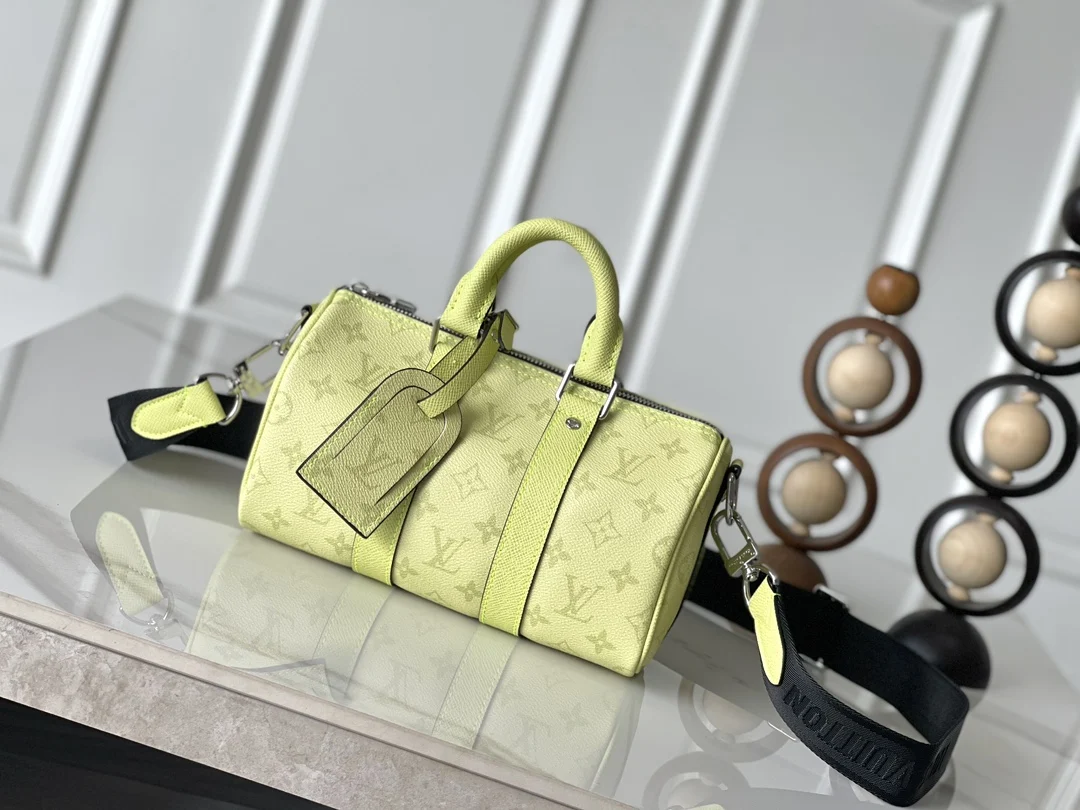 原单LV男包|高仿LV男包|精仿LV男包|一比一LV男包<p> KEEPALL BANDOULIÈRE 25 手袋  m14078 浅黄色  本款 Keepall Bandoulière 25 手袋以 Monogram 涂层帆布和 Taïga 牛皮革塑造精巧构型 与可拆卸皮革名牌一道展露 Taïgarama 系列的清新格调 可拆卸并调节的标识织物肩带实现肩背和斜挎 尺寸 15 x 11 x 25 厘米</p>