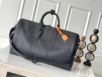 <p> 变码芯片版 本款M44810编织肩带 Keepall Bandoulière 50 旅行袋为 Monogram Shadow 皮革铺陈全幅 Monogram 压纹 搭配哑光金属件 成就极简主义设计 机舱行李尺寸适宜短途旅行 Keepall 软质旅行袋系列诞生于1930 年代 当下经典风雅如旧 尺寸 50 x 29 x 23 厘米</p>