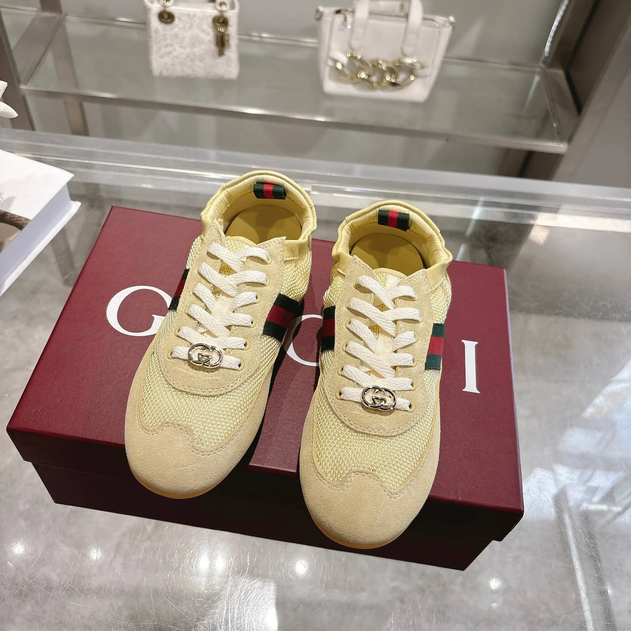 原单古奇女鞋|高仿古奇女鞋|精仿古奇女鞋|一比一古奇女鞋<p>GG橡筋鞋超级轻盈柔软到可以卷起来的一双跳舞鞋 米黄色色牛反绒面+GG布 精心缀饰GG五金扣 轻盈质感与闪耀外观兼具 鞋口羊皮包缝橡筋工艺 张驰有度 驰骋随心所欲 羊皮+乳胶垫脚 TPU鞋底  35-40码 米黄色</p>