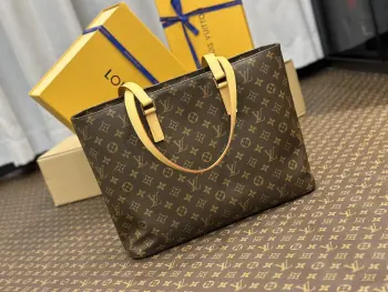 <p>M51155 Vivian luco菜篮子 外层采用Monogram帆布一织物内衬一天然牛皮饰边  经典柔软Monogram面料搭配变色黄皮饰边 以一个日常购物完会拿到的购物袋为蓝本展开设计 小牛皮做材质制作 配以变色皮手柄及内袋细节 大容量包身 通勤包又一新选择 Size:30*40.5*10.5</p>