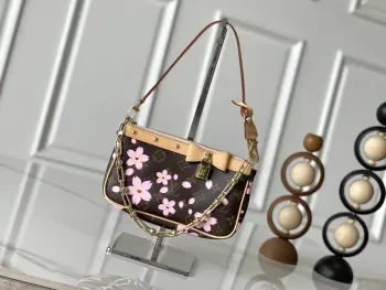 <p> 升级五金 变码芯片版 M13666</p><p>本款 Pochette Accessoires 手袋为经典 Monogram 帆布融入村上隆笔下的明媚 Cherry Blossom 图案 以玩趣格调道出路易威登 x 村上隆复刻系列的鲜明素 皮革蝴蝶结与 LV 铭纹挂锁点亮上缘 耀目饰钉与可拆卸链条注入一丝不羁气息 </p><p>13 x 4 x 22 厘米 </p><p>(高 x 宽 x 长度)</p><p>Monogram 涂层帆布</p><p>牛皮革饰边</p><p>织物内衬</p><p>金属件</p><p>拉链开合</p><p>可收纳 6.7 寸智能手机和卡夹</p><p>肩带 可拆卸 不可调节</p><p>包带半长 21.0 厘米</p><p>链条 可拆卸</p><p>链条半长 20.0 厘米</p><p>手柄 单手柄 可拆卸</p>