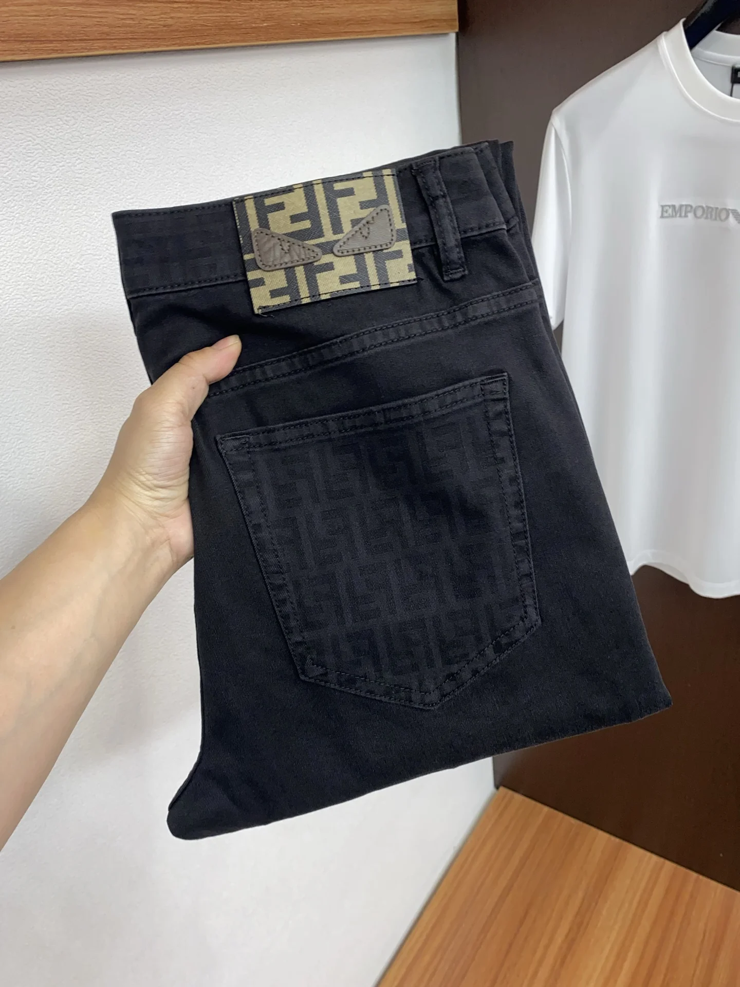 原单牛仔裤男装|高仿牛仔裤男装|精仿牛仔裤男装|一比一牛仔裤男装<p> 芬迪 高端定制 2026早春最新款牛仔裤 柜台同步发售 原版定制复刻 客供五金辅料 原单品质 进口牛仔面料高弹力 重工洗水 做工走线精细 上身绝佳 优选单品</p><p>码数: 29-38</p>