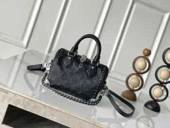 <p> M14575 顶级原单 163C01动态变码 本款 OnTheGo 小号手袋出自 Monogram Bold 系列 以利落构型点睛 2025 春夏秀场 Monogram 压纹皮革包身融入耀目金属件和可拆卸编织链条 充裕空间方便容纳日常所需 成就都市通勤和周末出游佳选 25.0 x 19.0 x 11.5 厘米 (长 x 高 x 宽)</p><p>   牛皮革</p><p>   牛皮革饰边</p><p>   织物内衬</p><p>   金属件</p><p>   可收纳 11 寸平板电脑 6.7 寸智能手机 Sarah 长款夹 笔记本 书籍 太阳眼镜和钥匙</p><p>   肩带 可拆卸 可调节</p><p>   包带半长 48.0 厘米</p><p>   包带半长可调至 52.0 厘米</p><p>   手柄 双手柄</p>