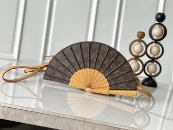 <p> 变码芯片版 M14804老花扇子包 LVFan手袋取材Monogram帆布 以别致设计亮相2025春夏秀场 成就收藏家之选 皮革之上点缀Monogram花卉细节 手提或肩背皆宜 </p><p>尺寸 37 × 19 × 6 cm</p>