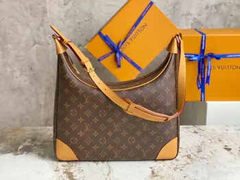 <p> 顶级原厂 M51260老花 中古包系列 Boulogne 手袋 牛角包 取材经典 Monogram 帆布 可调节肩带实现斜挎或肩背 大容量口袋容纳日常所需妥妥当当 男女通用 经典不过时 尺寸 23.0×35.0×10.0 cm</p>