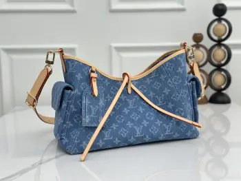 <p> 顶级原单 163动态芯片 M28287蓝色 丹宁牛仔购物袋 Carryall Cargo 小号手袋 出自 Denim Rendez-Vous 系列 汲取应季灵感 演绎隽永风格 棉质包身搭载撞色皮革饰边与束带细节 此手袋缀饰金属件与标志性名牌 致敬路易威登制箱工艺传统 斜挎 肩背 手提皆宜 随心转换造型 尺寸  33.5 x 23 x 15 厘米</p>