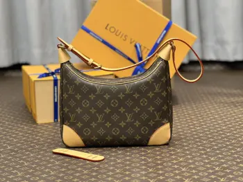 <p> M51265老花 中古包系列 Boulogne 手袋 中古牛角包 取材经典 Monogram 帆布 可调节肩带实现斜挎或肩背 大容量口袋容纳日常所需妥妥当当 男女通用 经典不过时 尺寸:19.0×30.0×10.0cm </p>
