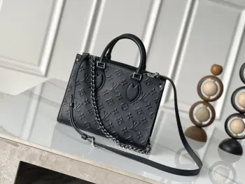 <p> M14576 头层皮 163C01动态变码 本款 OnTheGo 小号手袋出自 Monogram Bold 系列 以利落构型点睛 2025 春夏秀场 Monogram 压纹皮革包身融入耀目金属件和可拆卸编织链条 充裕空间方便容纳日常所需 成就都市通勤和周末出游佳选 25.0 x 19.0 x 11.5 厘米 (长 x 高 x 宽)</p><p>   牛皮革</p><p>   牛皮革饰边</p><p>   织物内衬</p><p>   金属件</p><p>   可收纳 11 寸平板电脑 6.7 寸智能手机 Sarah 长款夹 笔记本 书籍 太阳眼镜和钥匙</p><p>   肩带 可拆卸 可调节</p><p>   包带半长 48.0 厘米</p><p>   包带半长可调至 52.0 厘米</p><p>   手柄 双手柄</p>