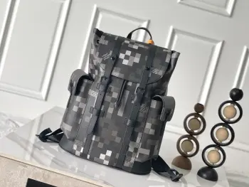 <p>本款 M14952 Christopher 中号双肩包选用 Damoflage Black 帆布塑造摩登考究构型 并以像素效果重构经典 Damier 图案 Marque L. VuittonDeposee 标识亦融入其中 生动演绎超现代风尚 38 × 44 ×12.5厘米 长度×高×宽 </p>