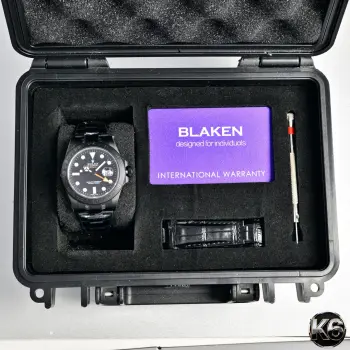 <p>劳力士 探险家型II 42mm</p><p>Rolex Explorer II 42mm</p><p>BLAKEN 全黑定制</p><p>BLAKEN Full Black Custom</p><p>德国DLC哑光黑化</p><p>German DLC Matte Black Coating</p><p>蚝式精钢表壳 + 实心表带</p><p>Oystersteel Case   Bracelet</p><p>蓝宝石镜面通透耐磨</p><p>Sapphire Crystal</p><p>Cal.3285一体机芯 稳定可靠</p><p>Cal.3285 Movement</p><p>全哑黑质感拉满 低调又硬核</p><p> 劳力士  探险家II  BLAKEN改装  DLC黑化  腕表改装</p>