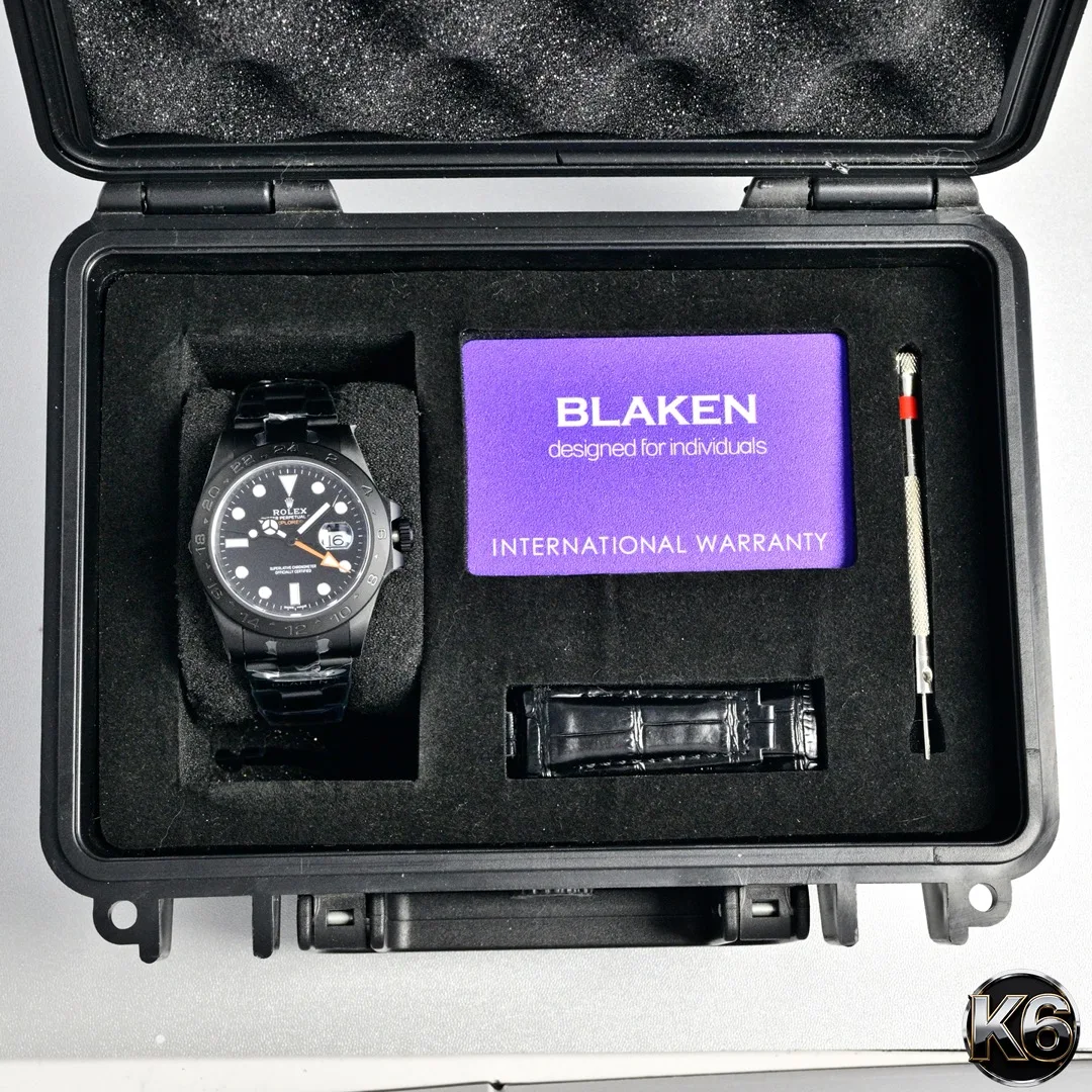 <p>劳力士 探险家型II 42mm</p><p>Rolex Explorer II 42mm</p><p>BLAKEN 全黑定制</p><p>BLAKEN Full Black Custom</p><p>德国DLC哑光黑化</p><p>German DLC Matte Black Coating</p><p>蚝式精钢表壳 + 实心表带</p><p>Oystersteel Case Bracelet</p><p>蓝宝石镜面通透耐磨</p><p>Sapphire Crystal</p><p>Cal.3285一体机芯 稳定可靠</p><p>Cal.3285 Movement</p><p>全哑黑质感拉满 低调又硬核</p><p> 劳力士 探险家II BLAKEN改装 DLC黑化 腕表改装</p>
