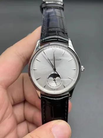 <p>白壳ZF 积家 JL 月相大师系列 RM6 表壳直径39mmX9.9mm与原装同步 六点钟的子盘拥有阳历阴历 月相 双期显示 月相一月转一圈 功能和正品一致  技术突破 采用9015改积家自产Cal.925/1机芯 功能百分百同步原装自产机芯 走时稳定 素质坚挺  细节突破 从侧面观察腕表盘面发现有微微的弧度 ZF为了达到这一效果 耗时费力多次调整模具 确保神韵和感觉能与原装相媲美 积家月相大师 满足您对月相的一切美好情怀 </p>