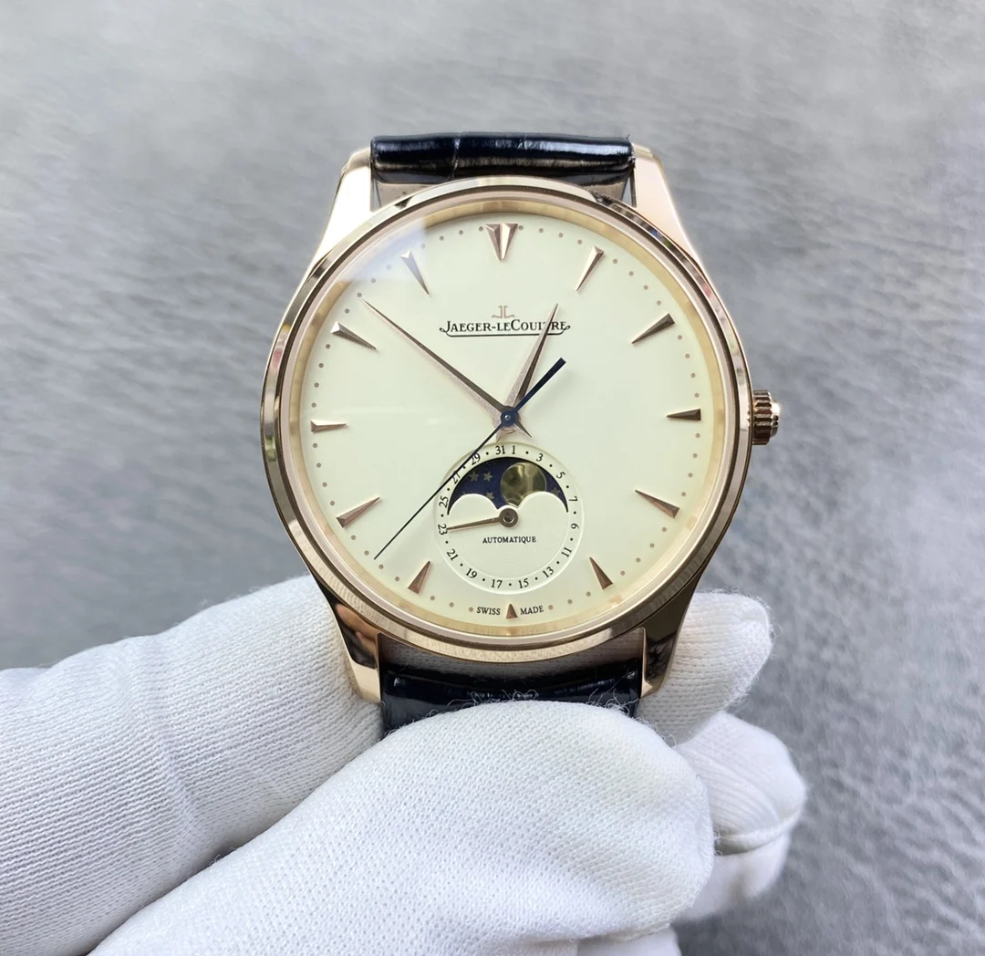 <p>积家月相大师系列正装男表Q1368420.鳄鱼皮  表壳直径39mm 厚度9.9mm 数控精雕立体月相盘 完美还原原装 搭载Miyota9015魔改一体Cal.925/1机芯 镂空链条盒让机芯看起来 更积家  自动陀电镀了特调的K金色 并非市场上普通的红玫瑰金 实实在在匠心打造 Gr 厂出品 出货实拍</p>