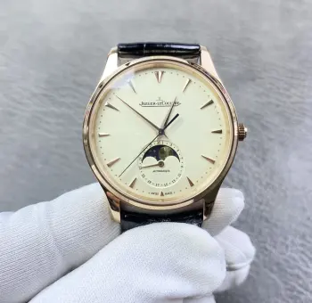 <p>积家月相大师系列正装男表Q1368420.鳄鱼皮  表壳直径39mm 厚度9.9mm 数控精雕立体月相盘 完美还原原装 搭载Miyota9015魔改一体Cal.925/1机芯 镂空链条盒让机芯看起来 更积家  自动陀电镀了特调的K金色 并非市场上普通的红玫瑰金 实实在在匠心打造 Gr 厂出品 出货实拍</p>