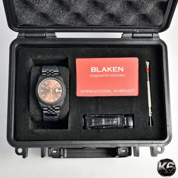 <p>劳力士 日志型 41mm</p><p>Rolex Datejust 41mm</p><p>BLAKEN 全黑定制</p><p>BLAKEN Full Black Custom</p><p>德国DLC哑光黑化</p><p>German DLC Matte Black Coating</p><p>蚝式精钢表壳 + 五珠链表带</p><p>Oystersteel Case   Jubilee Bracelet</p><p>蓝宝石镜面 + 经典日期窗</p><p>Sapphire Crystal   Date Window</p><p>日本Miyota 82 Series自动上链机芯 稳定可靠</p><p>Japan-Made High-Precision Automatic Movement</p><p>全黑硬核质感 低调又高级</p>
