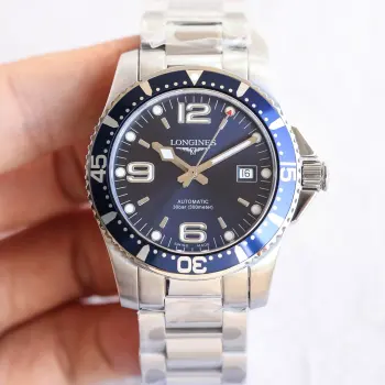 <p>TW新品 一表一卡 三码合一 TW浪琴康卡斯系列L3.742.4荣耀降临 劈波斩浪 勇往直前 TW出品 必属精品 </p><p> 表壳 腕表尺寸41X12mm 316L精钢壳套完美无瑕 打磨工艺高超 TW延续一丝不苟的卓越品质 树立复刻业界新标杠 阳极氧化铝圈拥有正品级别的高级质感 </p><p> 钢带 一比一精钢工字两朱表带 每个部件质感结构都和正品同步 定制原装生耳 头粒与正品可以通用 精益求精 方显大厂风范 </p><p> 机芯 采用广受复刻界推崇的2824自动上链机芯 </p>