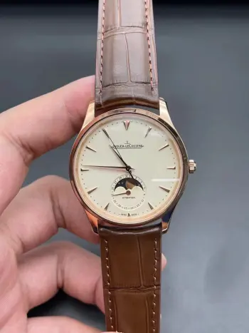 <p> 白壳ZF 积家 JL 月相大师系列 RM6 表壳直径39mmX9.9mm与原装同步 六点钟的子盘拥有阳历阴历 月相 双期显示 月相一月转一圈 功能和正品一致  技术突破 采用9015改积家自产Cal.925/1机芯 功能百分百同步原装自产机芯 走时稳定 素质坚挺  细节突破 从侧面观察腕表盘面发现有微微的弧度 ZF为了达到这一效果 耗时费力多次调整模具 确保神韵和感觉能与原装相媲美 积家月相大师 满足您对月相的一切美好情怀 </p>