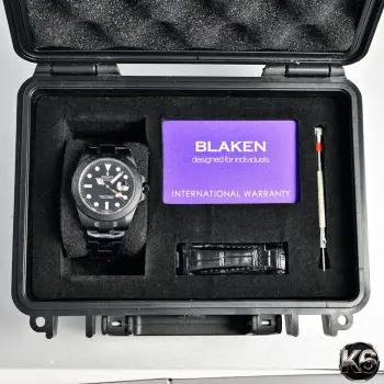 <p>劳力士 探险家型II 42mm</p><p>Rolex Explorer II 42mm</p><p>BLAKEN 全黑定制</p><p>BLAKEN Full Black Custom</p><p>德国DLC哑光黑化</p><p>German DLC Matte Black Coating</p><p>蚝式精钢表壳 + 实心表带</p><p>Oystersteel Case   Bracelet</p><p>蓝宝石镜面通透耐磨</p><p>Sapphire Crystal</p><p>Cal.3285一体机芯 稳定可靠</p><p>Cal.3285 Movement</p><p>全哑黑质感拉满 低调又硬核</p><p> 劳力士  探险家II  BLAKEN改装  DLC黑化  腕表改装</p>
