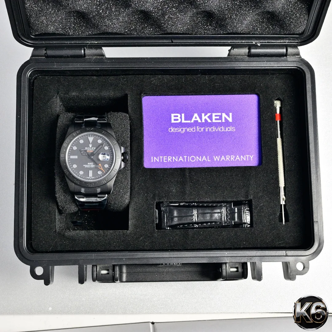 <p>劳力士 探险家型II 42mm</p><p>Rolex Explorer II 42mm</p><p>BLAKEN 全黑定制</p><p>BLAKEN Full Black Custom</p><p>德国DLC哑光黑化</p><p>German DLC Matte Black Coating</p><p>蚝式精钢表壳 + 实心表带</p><p>Oystersteel Case   Bracelet</p><p>蓝宝石镜面通透耐磨</p><p>Sapphire Crystal</p><p>Cal.3285一体机芯 稳定可靠</p><p>Cal.3285 Movement</p><p>全哑黑质感拉满 低调又硬核</p><p> 劳力士  探险家II  BLAKEN改装  DLC黑化  腕表改装</p>