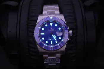 <p>3135一体机   蓝水鬼 尺寸40mm 顶级做工 性价比超高Cerachrom陶瓷表圈 圈口刻度根据原版3D扫描抄数 放大看每个刻度边缘与正品一致微倒角处理 </p><p>字面字体印刷无毛刺 字体边缘与字体中心点一样立体饱满有光泽 刻度用瑞士进口原液粉末矿石夜光粉末填充 瑞士超级夜光 表面呈现砂岩玻璃状 将持续为各界 </p>