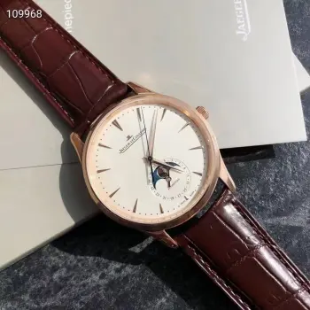 <p> 白壳ZF 积家 JL 月相大师系列 RM6 表壳直径39mmX9.9mm与原装同步 六点钟的子盘拥有阳历阴历 月相 双期显示 月相一月转一圈 功能和正品一致  技术突破 采用9015改积家自产Cal.925/1机芯 功能百分百同步原装自产机芯 走时稳定 素质坚挺  细节突破 从侧面观察腕表盘面发现有微微的弧度 ZF为了达到这一效果 耗时费力多次调整模具 确保神韵和感觉能与原装相媲美 积家月相大师 满足您对月相的一切美好情怀 </p>