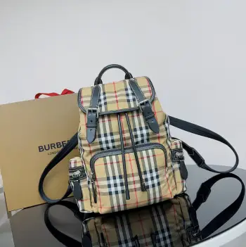 <p>特级  皮肩带 B家军旅背包以品牌典藏的军风包款为原型 精选 Vintage 格纹棉质面料匠心打造 装饰缉明线皮革边饰  22X33 112163</p>