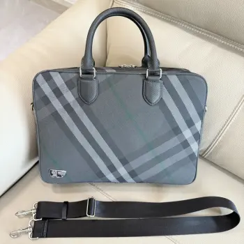 <p>特级 Grid 格纹公文包</p><p>装饰 Burberry 格纹 呈现百搭罗纹设计 搭配尼龙内衬 点缀马术骑士徽标 EKD  设有可调式肩背带 其上装饰B 字型配件和珐琅盾牌形饰牌 正面点缀马术骑士徽标 EKD 饰牌</p><p>尺寸38× 9× 27cm 型号8481</p>