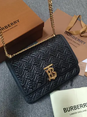 <p>B家版型立挺的 TB 专属标识锁扣包  选用绗缝专属标识羔羊皮材质制作 锁扣装饰 Thomas Bur灵感专属标识 可单肩挎背 或调节背带缔造斜背造型 编号 90225 尺寸 25.5 - 6.5 - 18.5 </p>