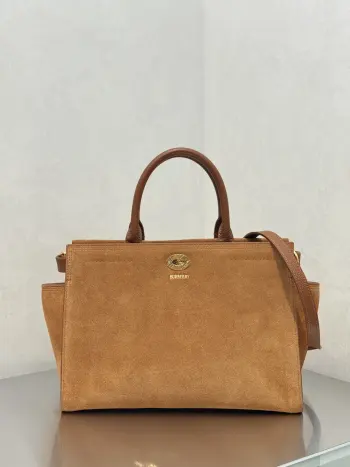 <p>特级 30cm 隽永设计 Cotswolds 托特包 选用反绒面革材质打造 于意大利工坊匠制而成 经过细腻打磨处理 呈现柔软触感 采用部分内衬设计 由棉质混纺面料制成 精纺以标志性沙米色Burberry格纹 精巧款式 融入格纹镌纹开合与口型环配件 灵感源自品牌标志性Trench风衣的腰带设计 可手拿携带 或使用肩背带缔造肩背造型 尺寸30.5x13x22.5cm型号3431</p>