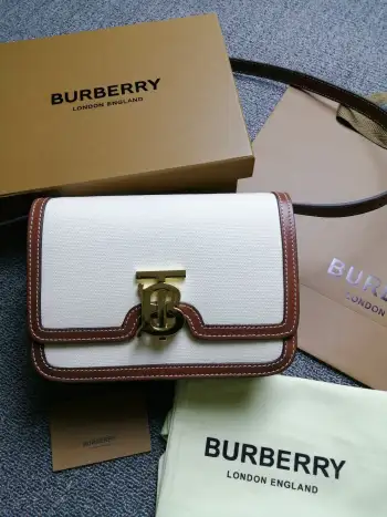 <p> B家TB小号双色帆布皮革锁扣包 版型立挺的单肩包 锁扣装饰 Thomas Bur 灵感专属标识 随心变换为斜背包或手拿包造型 </p><p>编号 90235 尺寸:21 - 16 - 6cm </p><p>86488010</p>