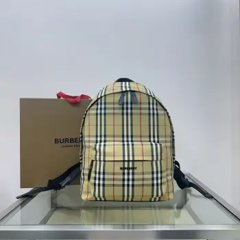 <p> B家新款双肩包 亮眼装饰 Burberry 格纹和品牌徽标 融入标志性典藏素 非常轻便 很适合通勤 差旅 性价比也很高</p><p>30.5 x 14.5 x 42.5cm</p><p>型号7491</p>