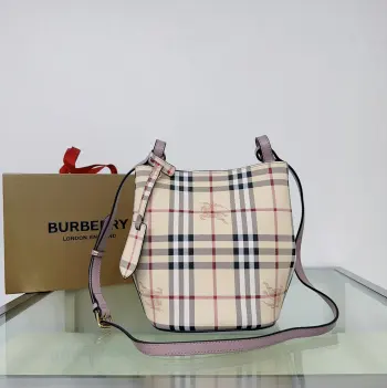 <p>特级 B家简约风格的斜背水桶包 采用轻盈对版手掌纹皮革于意大利高级工匠制成并配有经典 Haymarket 格纹 精巧包身设计 适合放置随身物品可轻松斜挎或肩背 风格时髦而实用 是日夜造型皆宜的理想之选尺寸18.5 x 15 x 23.5cm型号1581</p>