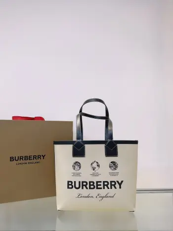 <p>BUR双面totel</p><p>最近这款托特包超很火 </p><p>一面印花 一面格纹 可以翻过来两面用.</p><p>帆布外有涂层 能轻微防水哦 </p><p>包身特别硬挺 不放东西也不会软塌塌</p><p>中M 51.3X18.5X29</p><p>小S 35X11X27</p>